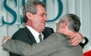 Prezident chce ještě víc státních svátků. Třeba Den vášnivých polibků!