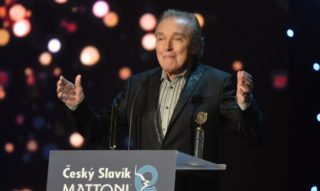 Nemocný Karel Gott udělal statečný krok: Oholil si vlasy!