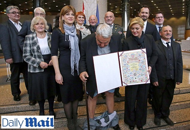FOTO: To je trapas – stál vedle prezidentky a&nbsp;spadly mu kalhoty!