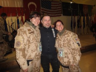 GALERIE: Petr Kolář navštívil Afghánistán! Zazpíval tam vojákům