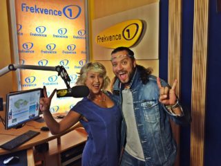 Čumí na&nbsp;syna, cigáro zhasíná! Ruda a&nbsp;Miluška přezpívaly Rolničky