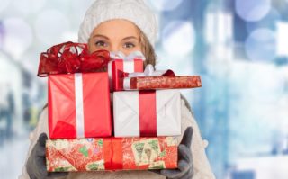 Průzkum: Češi neradi vymýšlejí dárky na&nbsp;Vánoce. Mezi nejhorší patří houbičky na&nbsp;nádobí a&nbsp;levná kosmetika