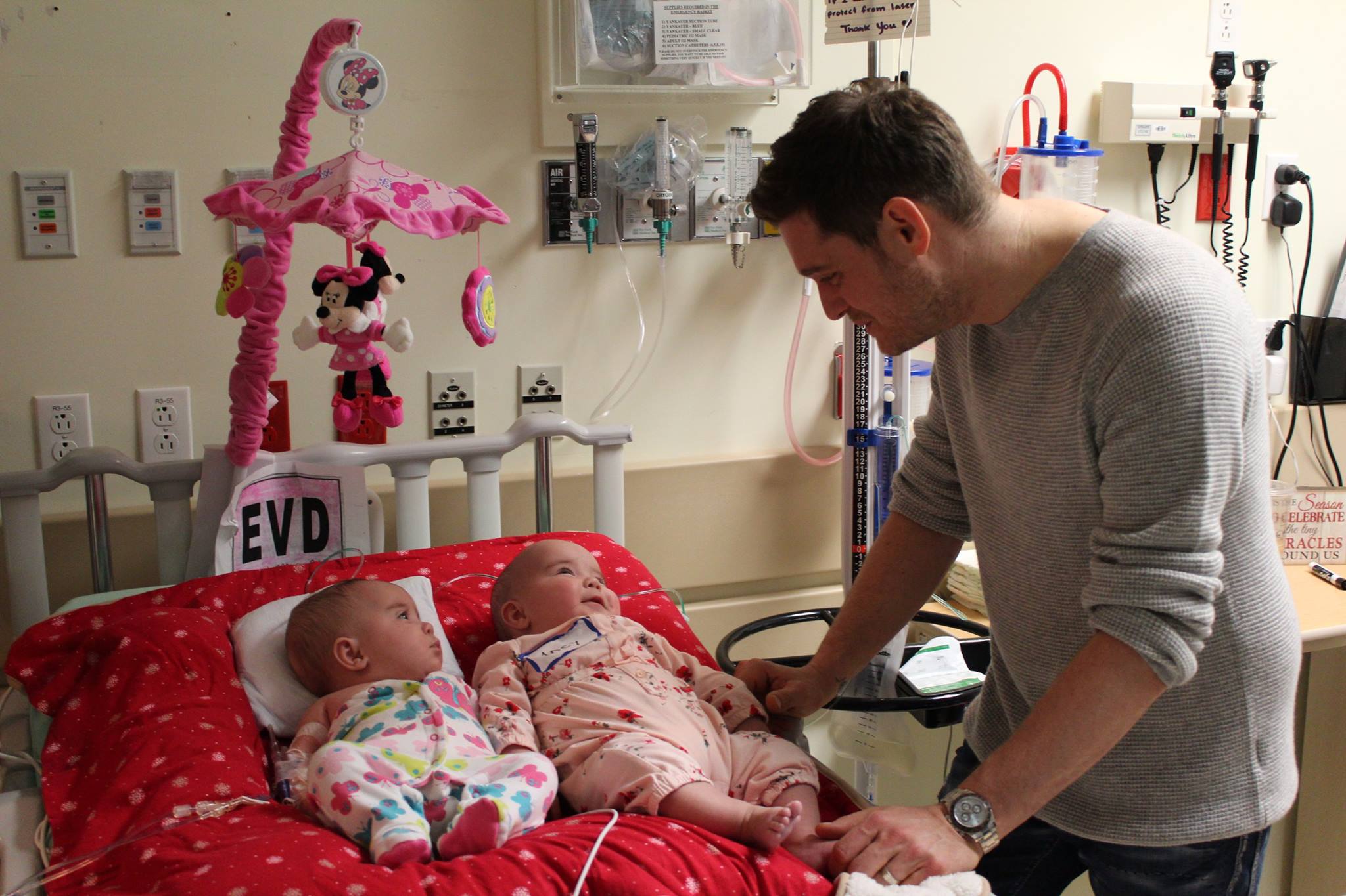 FOTO: Tohle vás dojme! Michael Bublé navštívil nemocné děti
