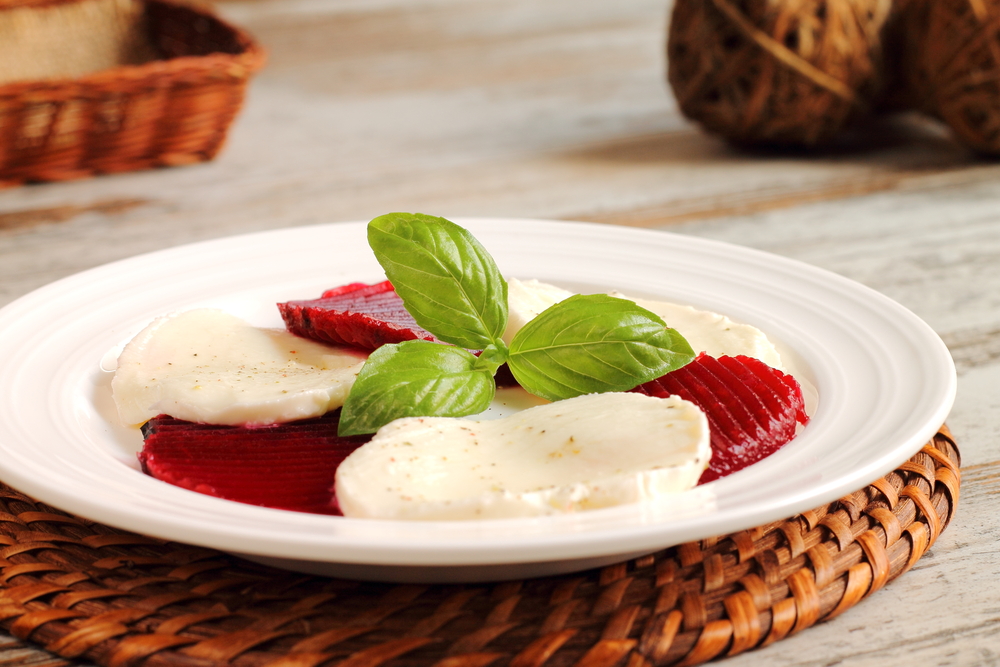 RECEPT FREKVENCE 1: Pečené řepy s bazalkou a mozzarellou