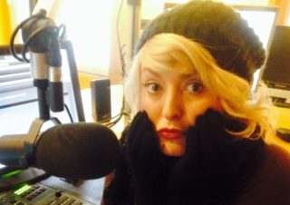 Sníh, na&nbsp;blondýnu padá sníh! Rudova Miluška přezpívala hit Help! od Beatles