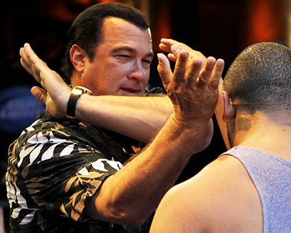 Akční hrdina Steven Seagal dostal občanství Srbska. Chce zemi propagovat ve světě