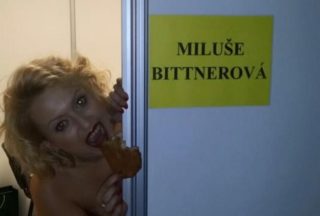 Miluška zpívá: Kdybych byla zvířetem, chtěla bych žirafí nohy! A&nbsp;měla bych chlapů stohy