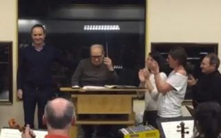 VIDEO: Ennio Morricone se v&nbsp;Praze dozvídá o&nbsp;nominaci na&nbsp;Oscara! Podívejte se