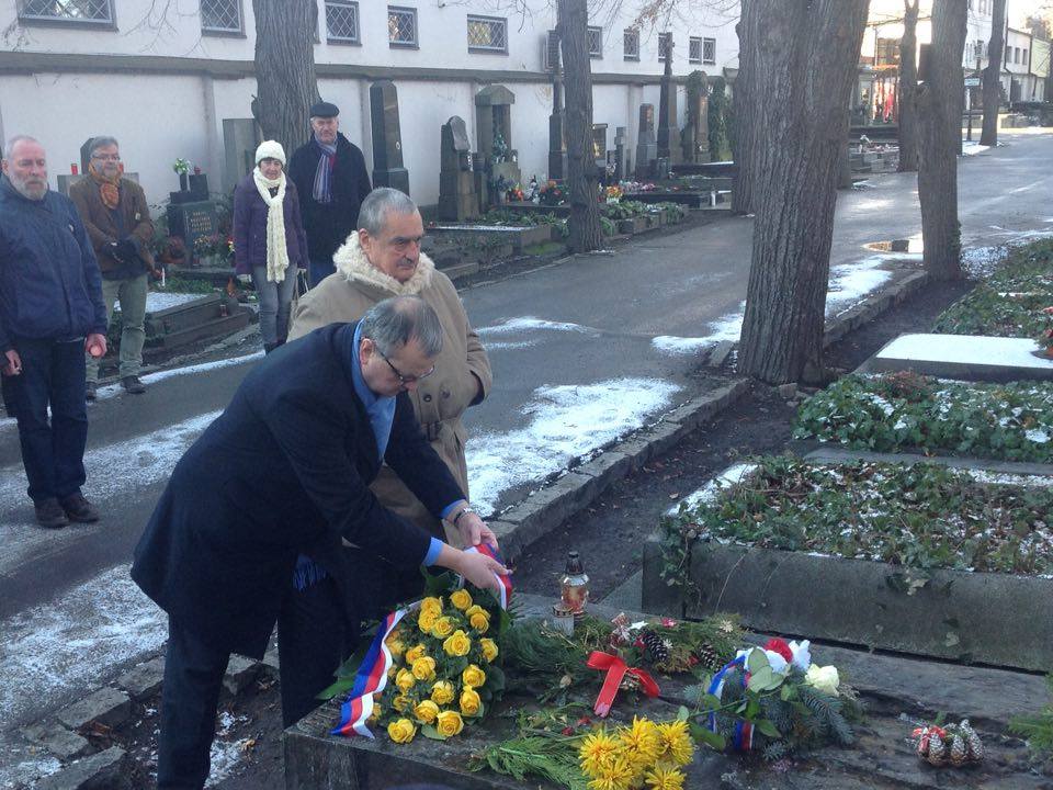 FOTO: Před 47 lety se upálil Jan Palach. U&nbsp;jeho hrobu se pozastavili politici