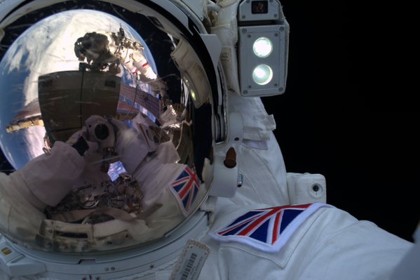 FOTO: Selfie z vesmíru! Vyfotil jej první britský astronaut