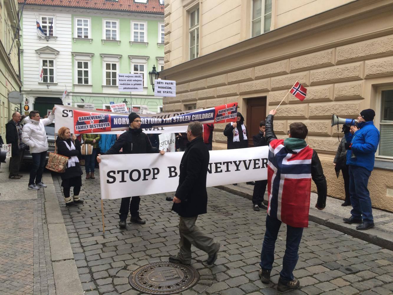 GALERIE: Stovky lidí demonstrovaly v&nbsp;Praze proti norské sociálce Barnevernet!