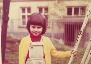 FOTO: Poznáte malou holčičku na&nbsp;snímku! Dnes slaví 40 a&nbsp;má za manžela pěveckou legendu