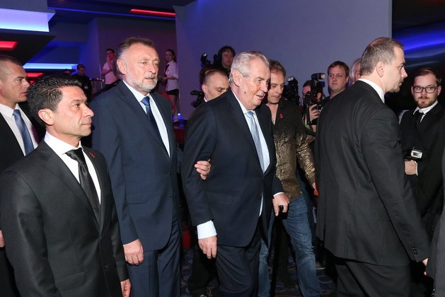 GALERIE: Prezident Zeman přišel na premiéru filmu o Lídě Baarové! Podívejte se