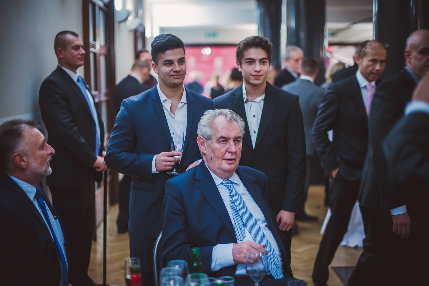 GALERIE: Utajené fotky z večírku po premiéře Baarové! Prezident Zeman popíjel s Havlovou