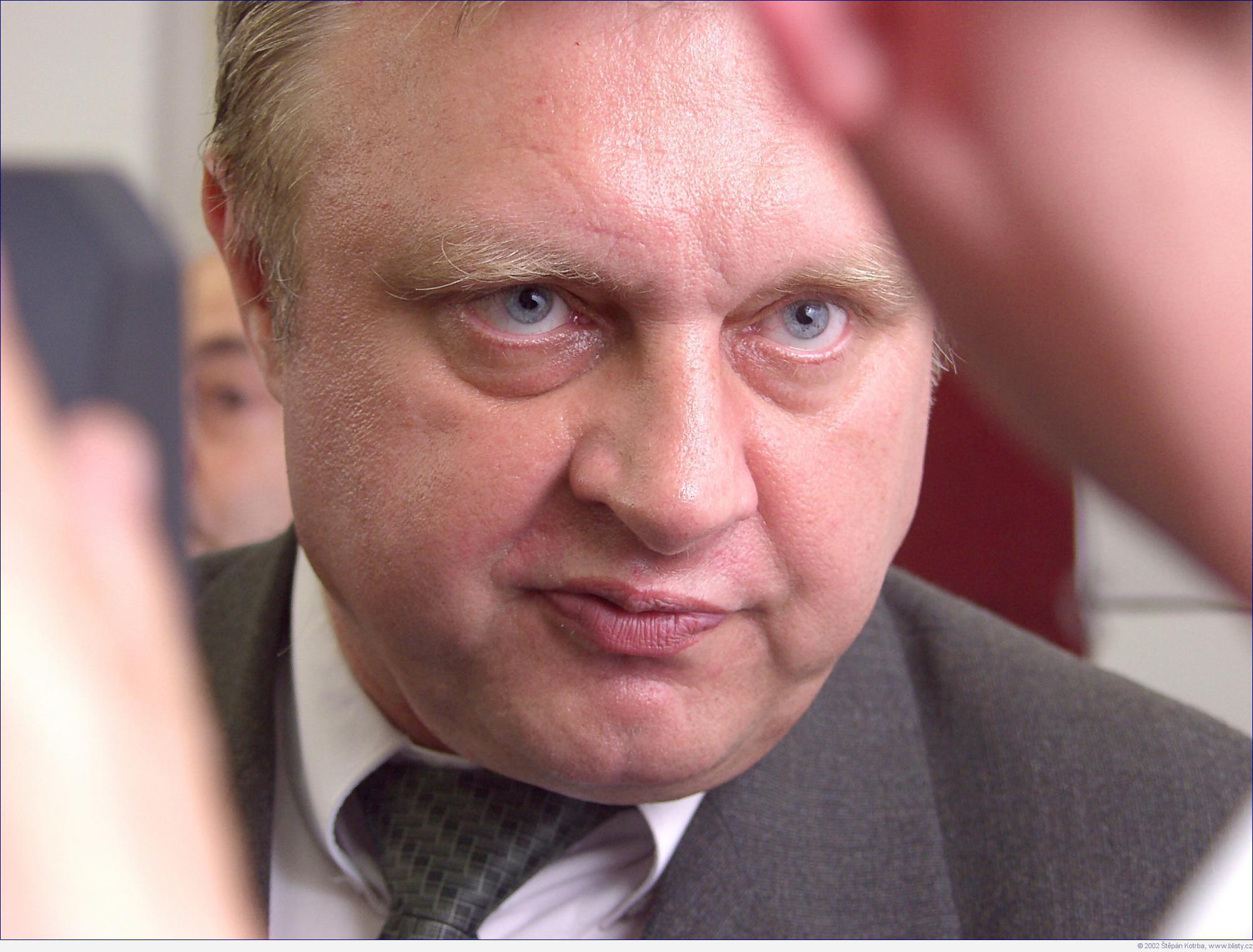 Ransdorf vydělával statisíce, ale zbyly po&nbsp;něm jen dluhy! Pohřeb asi zaplatí komunisté
