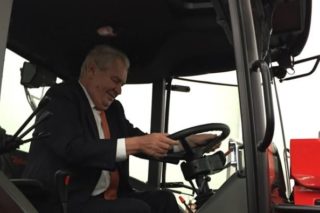 FOTO: Prezident Zeman se projel traktorem! A&nbsp;schytal to za kalašnikov