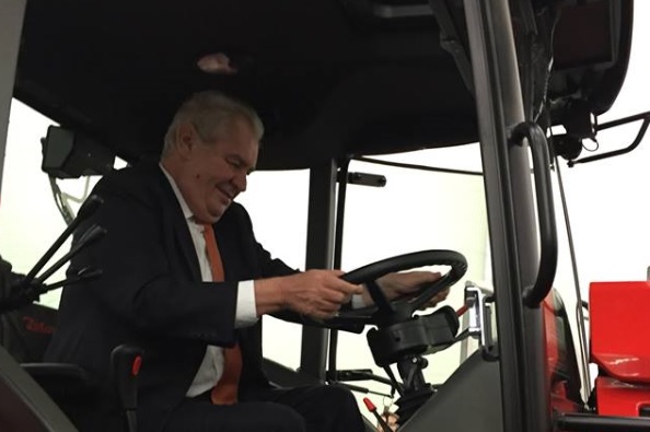 FOTO: Prezident Zeman se projel traktorem! A schytal to za kalašnikov