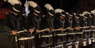 VIDEO: Chlapíci dokonale bubnují a&nbsp;ještě přitom stihnou šermovat!