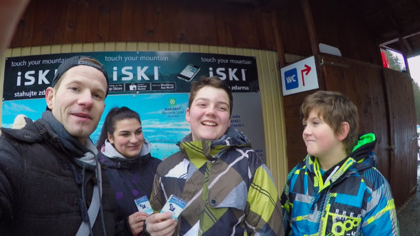 VIDEO: Frekvence 1 rozdávala skipasy v&nbsp;Mariánských Lázních! Komu udělal Petr radost?