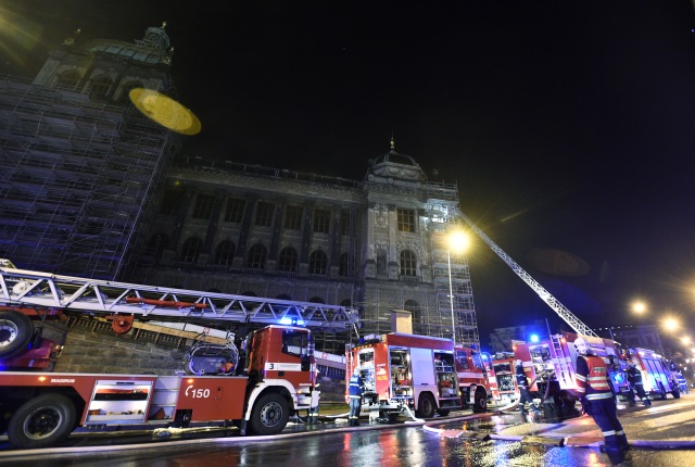 FOTO: V noci hořela střecha Národního muzea. Podívejte se!