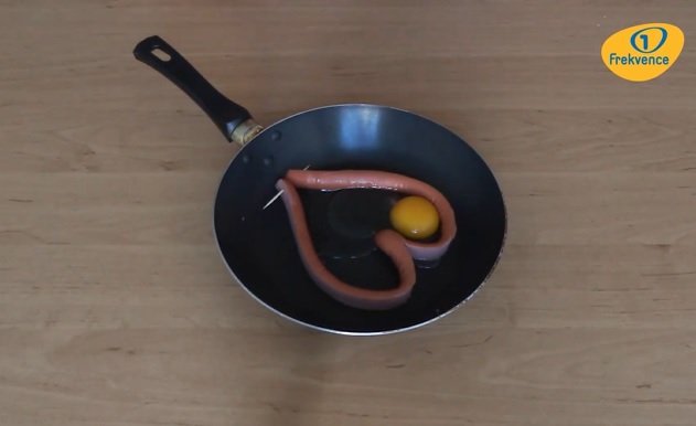 VIDEO: Vyrobte z párku srdíčko! Aneb tip na valentýnské chuťovky
