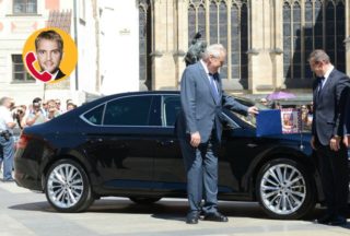 Prezident chce na&nbsp;hradním nádvoří udělat parkování pro&nbsp;poslance! Opozice ho bude mít dražší
