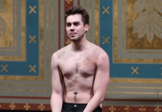 FOTO: Patrik Děrgel se odhalil na&nbsp;jevišti Národního divadla! Už v&nbsp;pátek ho přivítají Pokondři