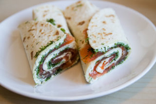 RECEPT FREKVENCE 1: Wrap s&nbsp;lososem a&nbsp;koprem
