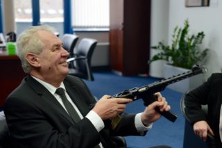 FOTO: Prezident Miloš Zeman dostal od hejtmana kalašnikov! Podívejte se