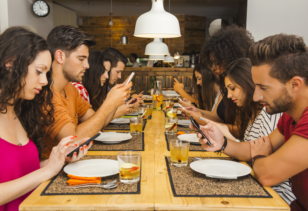 Etiketa naruby: Restaurace odměňuje hosty za nepoužití mobilu!