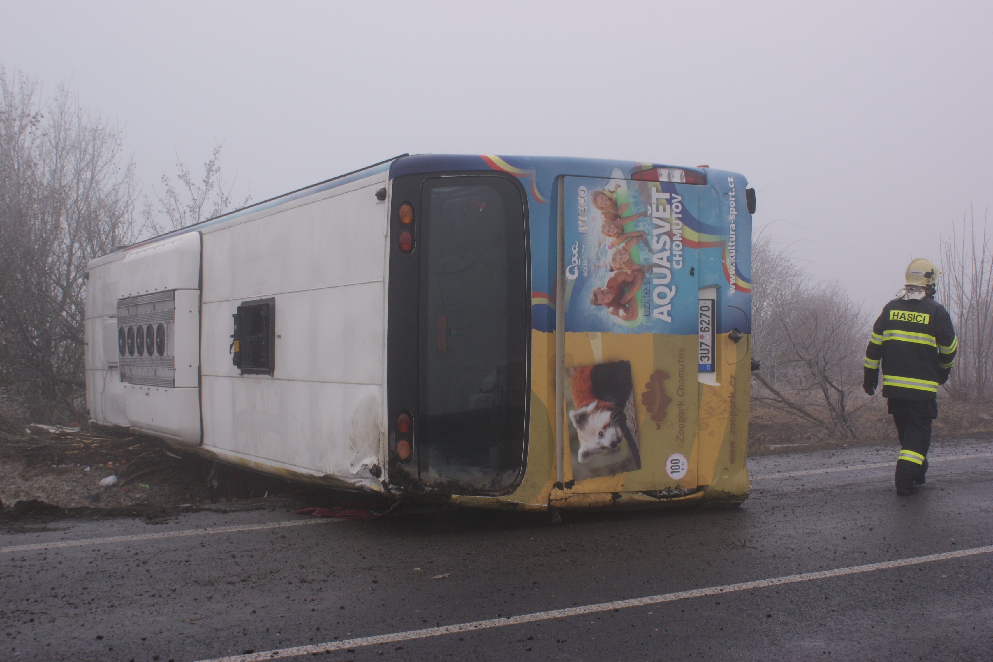 NEHODA: Na silnici mezi Slaným a Louny se převrátil autobus plný dětí!