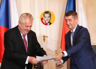 Místo Čapího hnízda si zazpíváme Holubí dům, řekl před schůzkou s&nbsp;Babišem prezident!