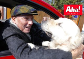 Vyléčený Karel Gott na&nbsp;nejnovější fotce! Takhle ho vítal jeho pejsek