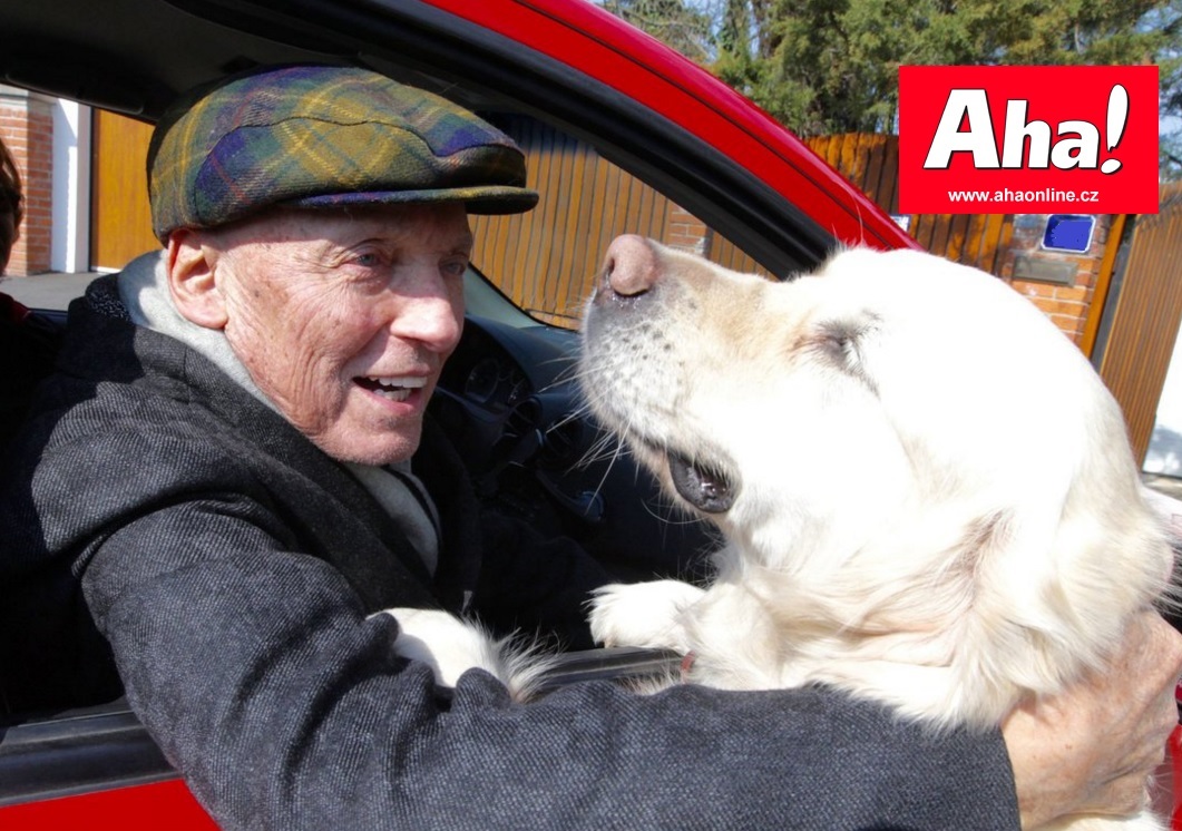 Vyléčený Karel Gott na nejnovější fotce! Takhle ho vítal jeho pejsek