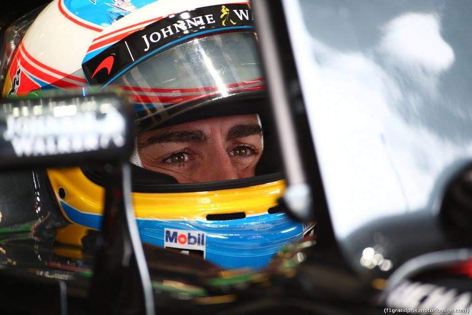 SPORT: Pilot F1 Alonso přežil děsivou nehodu. Podruhé se narodil.