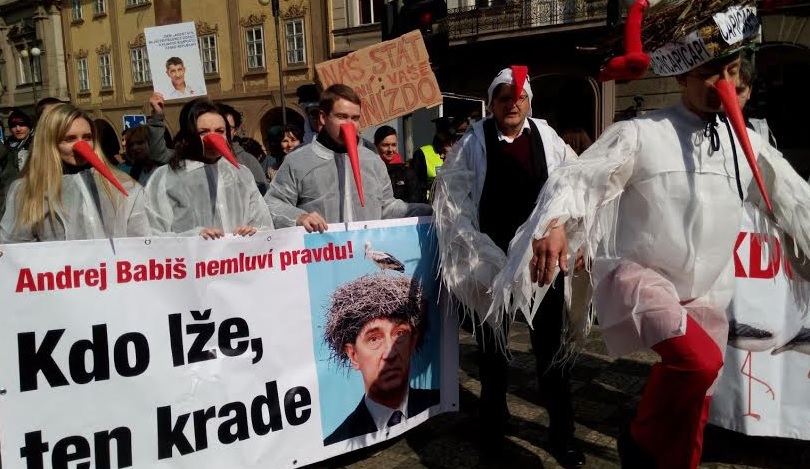 FOTO: Kontra Babiš. Lidé převlečení za čápy demonstrovali u&nbsp;Sněmovny!