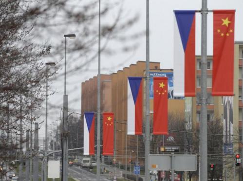 FOTO: Někdo poničil vlajky vítající prezidenta Číny, musely zmizet!