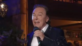 VIDEO: Karel Gott propaguje v&nbsp;německých televizních show češtinu! Podívejte se