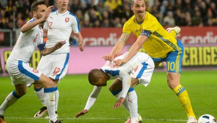 FOTBAL: Hvězdný Ibrahimovič držel pod krkem českého kapitána reprezentace!