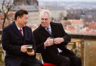 GALERIE: Miloš Zeman se rozloučil s&nbsp;čínským prezidentem u&nbsp;piva!