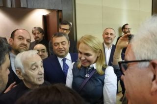 FOTO: Šansoniér Aznavour se v&nbsp;Praze klaněl Dagmar Havlové! Podívejte se
