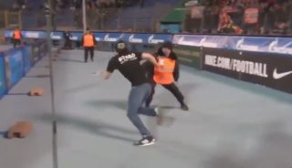 VIDEO: Fotbalový chuligán dokázal utéct 12 členům ochranky na&nbsp;stadionu!