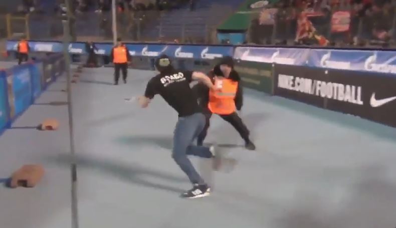 VIDEO: Fotbalový chuligán dokázal utéct 12 členům ochranky na stadionu!