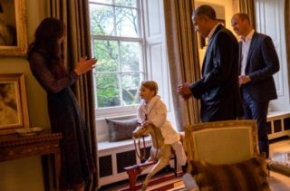 Princ George mohl zůstat vzhůru déle, aby se pozdravil s&nbsp;Obamou!