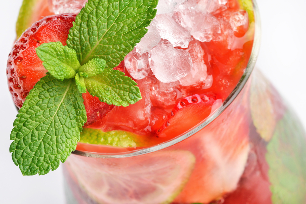 Nakupte si čerstvé jahody a připravte nealko jahodové mojito!