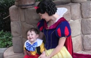 VIDEO: Matku dvouletého autisty dojala návštěva Disneylandu