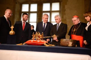 Sedm klíčníků odemklo místnost s&nbsp;českými korunovačními klenoty