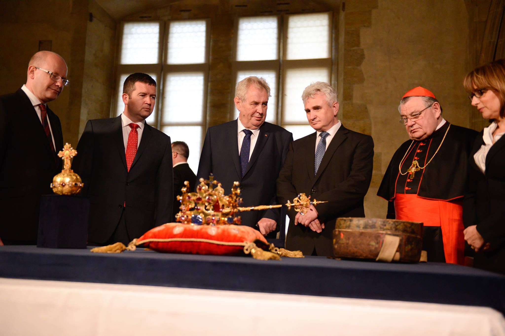 Sedm klíčníků odemklo místnost s českými korunovačními klenoty