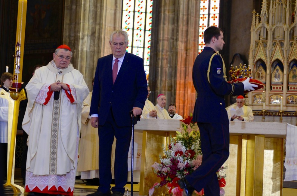Před 700 lety se narodil Karel IV.! Při mši k výročí vystavili Svatováclavskou korunu