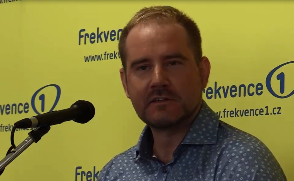 VIDEO: Nikotin kuřáky nezabíjí, je to 4000 jiných látek, říká prezident elektronického kouření!